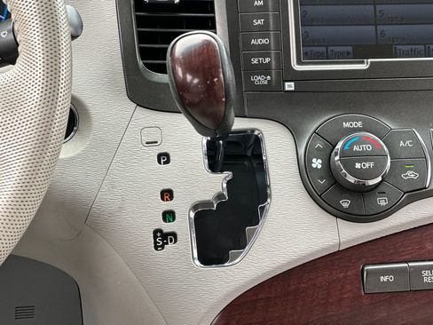 Used 2011 Toyota Sienna XLE image 18