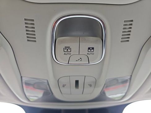 Used 2019 Jeep Renegade Latitude FWD image 25