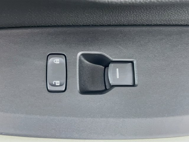 Used 2025 Honda HR-V LX image 32