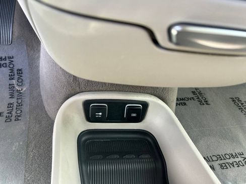 Used 2018 Chrysler Pacifica Touring-L FWD image 40