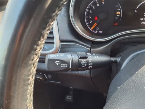 Used 2021 Jeep Grand Cherokee Laredo image 25