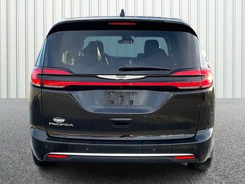 Used 2024 Chrysler Pacifica Touring-L image 4