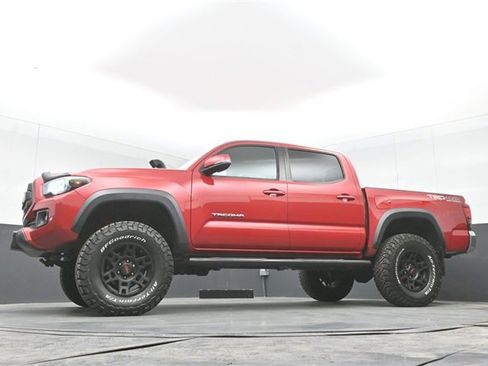 Used 2017 Toyota Tacoma TRD Off-Road w/ Tow Package (A/T) image 45