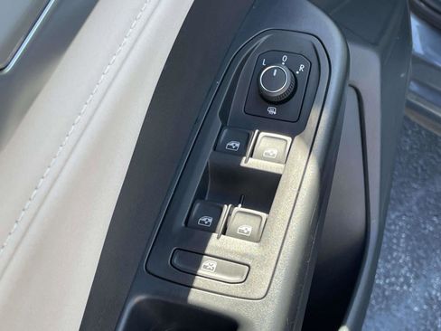 Used 2025 Volkswagen Taos SE w/ Panoramic Sunroof Package FWD image 15