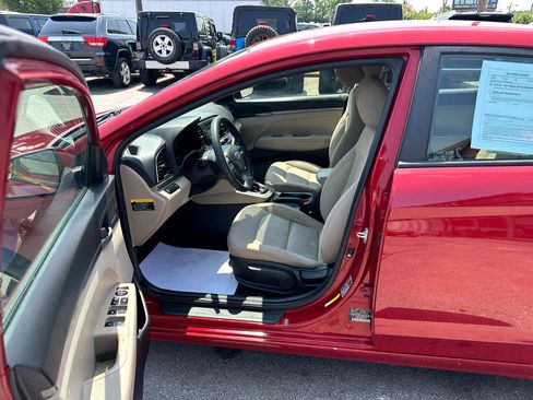 Used 2017 Hyundai Elantra SE w/ Cargo Package image 16