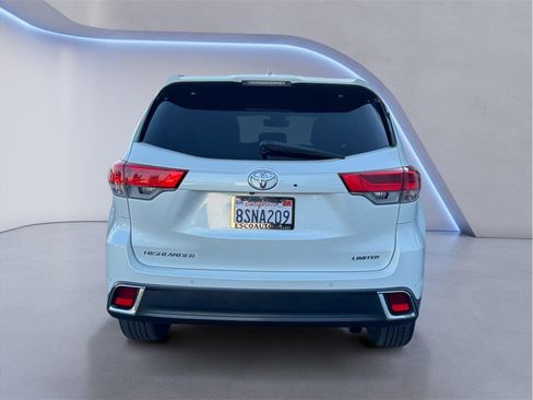 Used 2017 Toyota Highlander Limited w/ Carpet Mat Package image 5