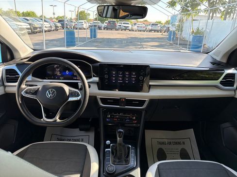 Used 2025 Volkswagen Taos SE AWD/4WD image 14