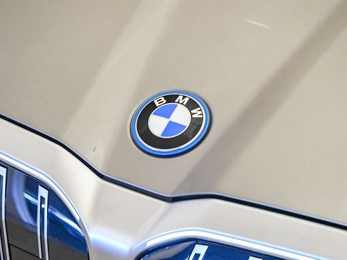 Used 2026 BMW 550e xDrive w/ Executive Package AWD/4WD image 8