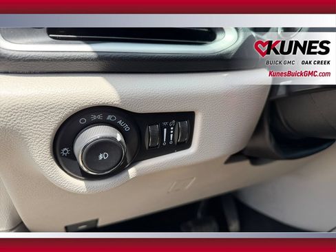 Used 2023 Chrysler Pacifica Touring-L FWD image 18
