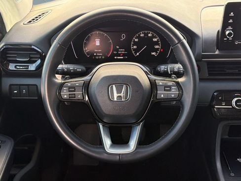 Used 2025 Honda Pilot Touring image 11