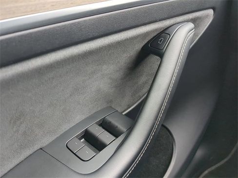 Used 2023 Tesla Model Y Long Range image 27