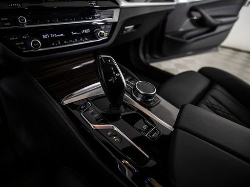 Used 2022 BMW 530e w/ Premium Package image 32