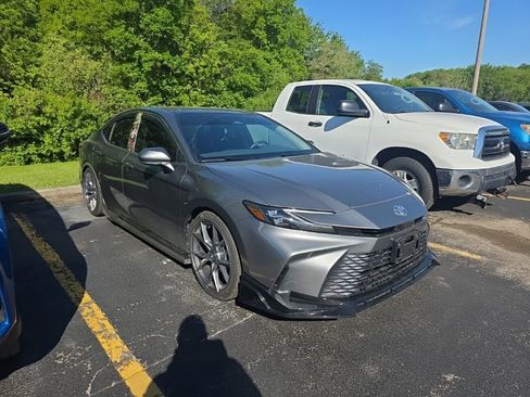 Used 2025 Toyota Camry XLE FWD image 3
