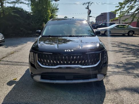 Used 2025 Kia Carnival FWD image 4