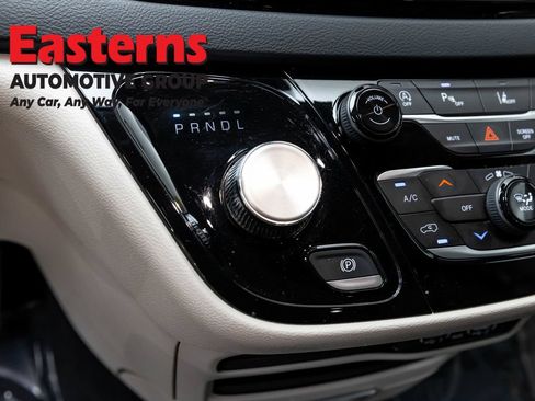 Used 2024 Chrysler Pacifica Touring-L FWD image 13