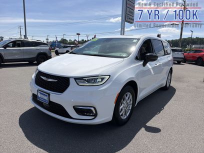 Used 2025 Chrysler Pacifica Select