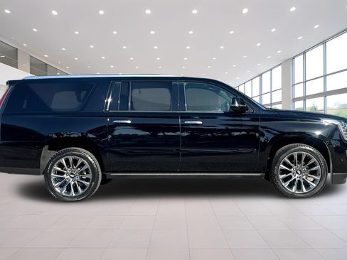 Used 2020 Cadillac Escalade ESV Platinum w/ Escalade Sport Edition AWD/4WD image 3