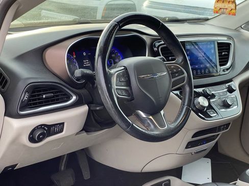 Used 2017 Chrysler Pacifica Touring-L Plus w/ Tire & Wheel Group image 10