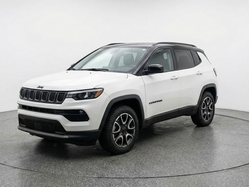 Used 2025 Jeep Compass Trailhawk image 3