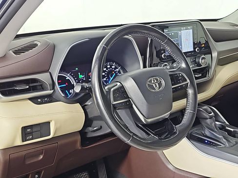 Used 2020 Toyota Highlander XLE AWD/4WD image 16