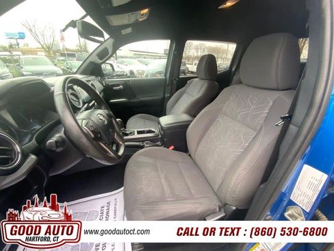 Used 2017 Toyota Tacoma TRD Sport AWD/4WD image 10
