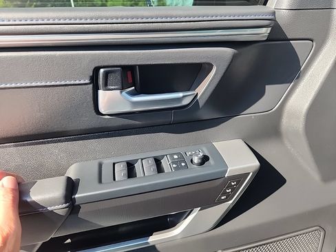 Used 2025 Toyota Sequoia Platinum AWD/4WD image 28