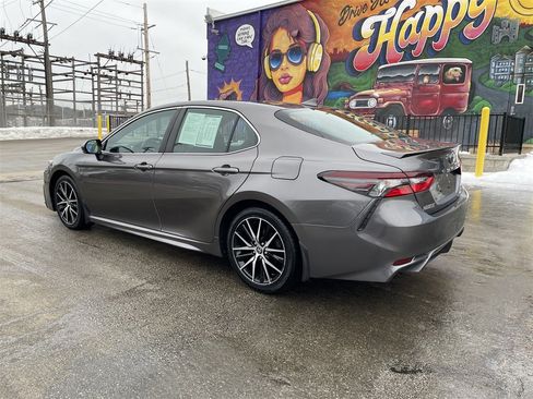 Used 2022 Toyota Camry SE w/ Cold Weather Package image 3