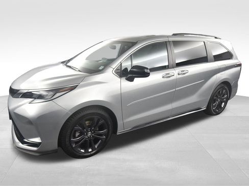 Used 2023 Toyota Sienna XSE w/ XSE Plus Package image 3