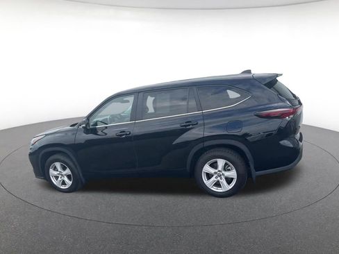 Used 2024 Toyota Highlander LE AWD/4WD image 10