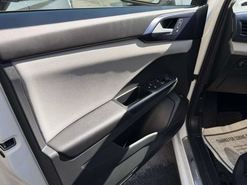 Certified 2023 Volkswagen Taos SE w/ Panoramic Sunroof Package AWD/4WD image 16