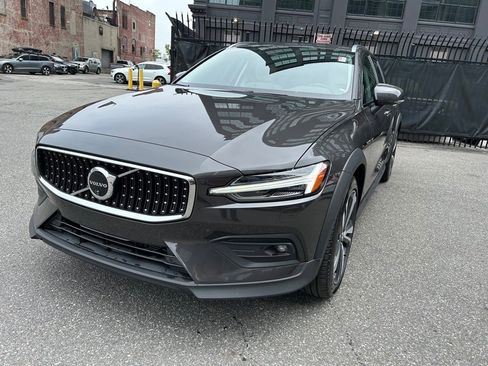 Certified 2025 Volvo V60 B5 Cross Country Plus image 3