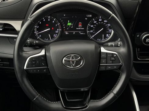 Used 2021 Toyota Highlander XLE AWD/4WD image 13