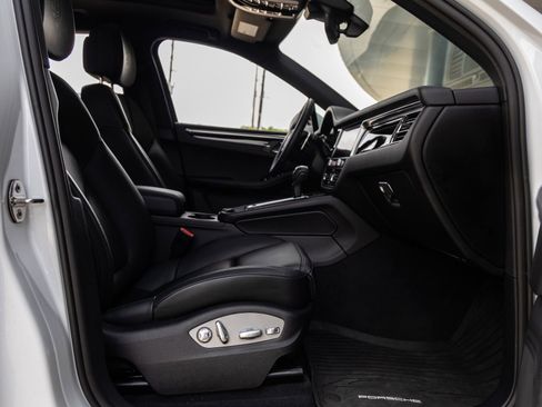 Certified 2025 Porsche Macan AWD/4WD image 43