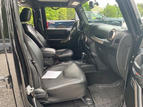 Used 2017 Jeep Wrangler Unlimited Sahara AWD/4WD image 30