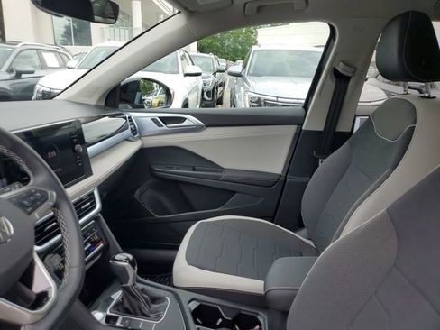 Used 2025 Volkswagen Taos SE w/ Panoramic Sunroof Package FWD image 17