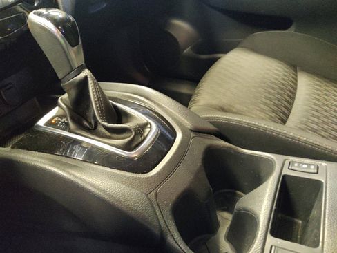 Used 2017 Nissan Rogue SV FWD image 26