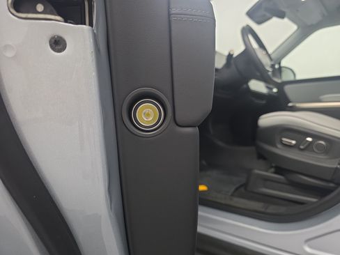 Used 2025 Rivian R1S Adventure AWD/4WD image 32