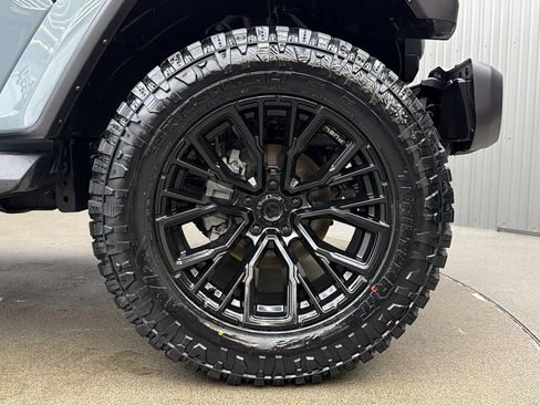 Used 2025 Jeep Gladiator Sport AWD/4WD image 9