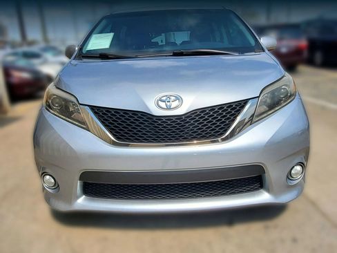 Used 2017 Toyota Sienna SE w/ SE Preferred Package image 18