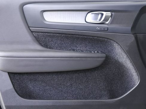 Used 2025 Volvo XC40 B5 Plus image 8