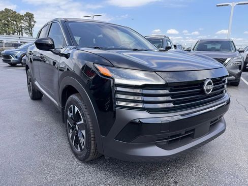 Used 2025 Nissan Kicks SV AWD/4WD image 7