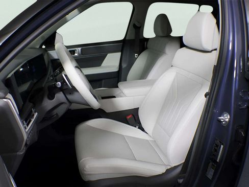Used 2025 Hyundai Santa Fe SEL FWD image 18