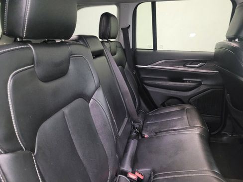Used 2023 Jeep Grand Cherokee Limited image 19