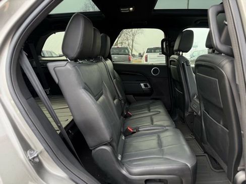 Used 2018 Land Rover Discovery SE image 21