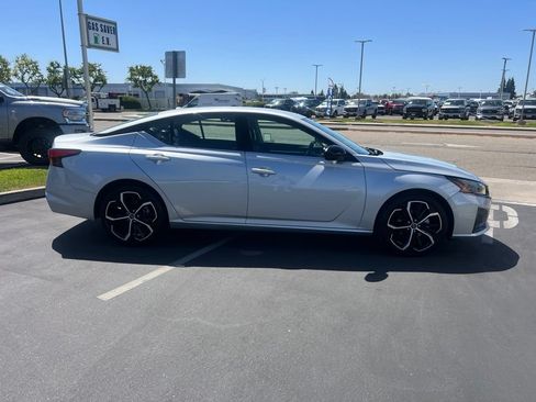 Used 2025 Nissan Altima 2.5 SR FWD image 13