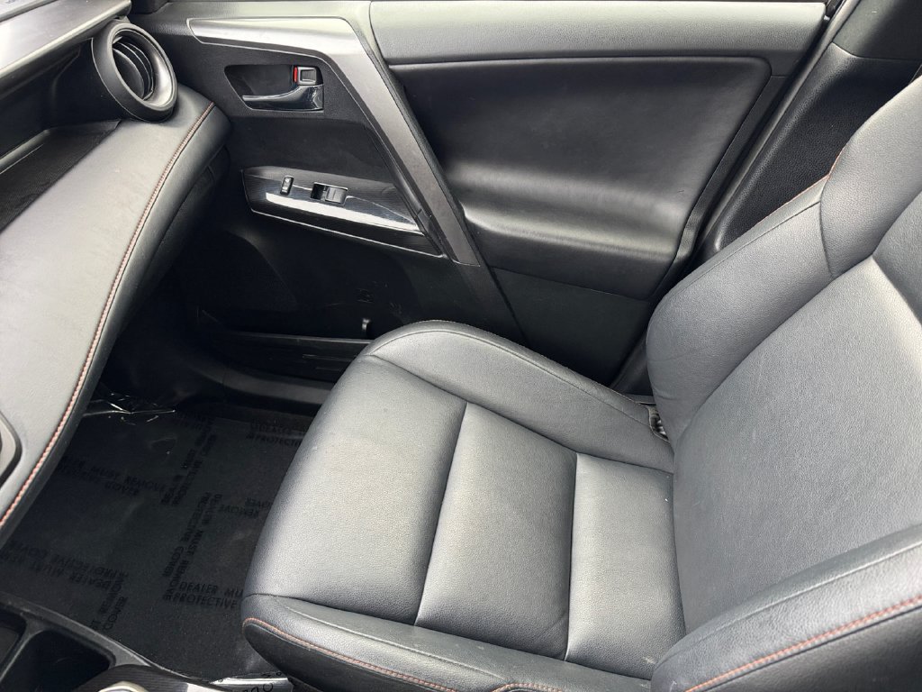 Used 2018 Toyota RAV4 SE AWD/4WD image 30