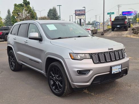 Used 2017 Jeep Grand Cherokee Altitude AWD/4WD image 7