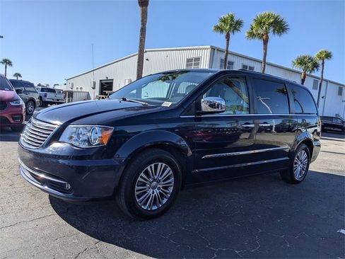 Used 2014 Chrysler Town & Country Touring-L w/ Driver Convenience Group image 6