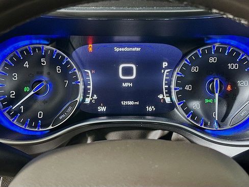 Used 2018 Chrysler Pacifica Touring-L Plus w/ Tire & Wheel Group image 13