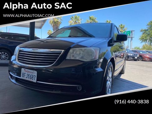 Used 2014 Chrysler Town & Country Touring FWD image 1